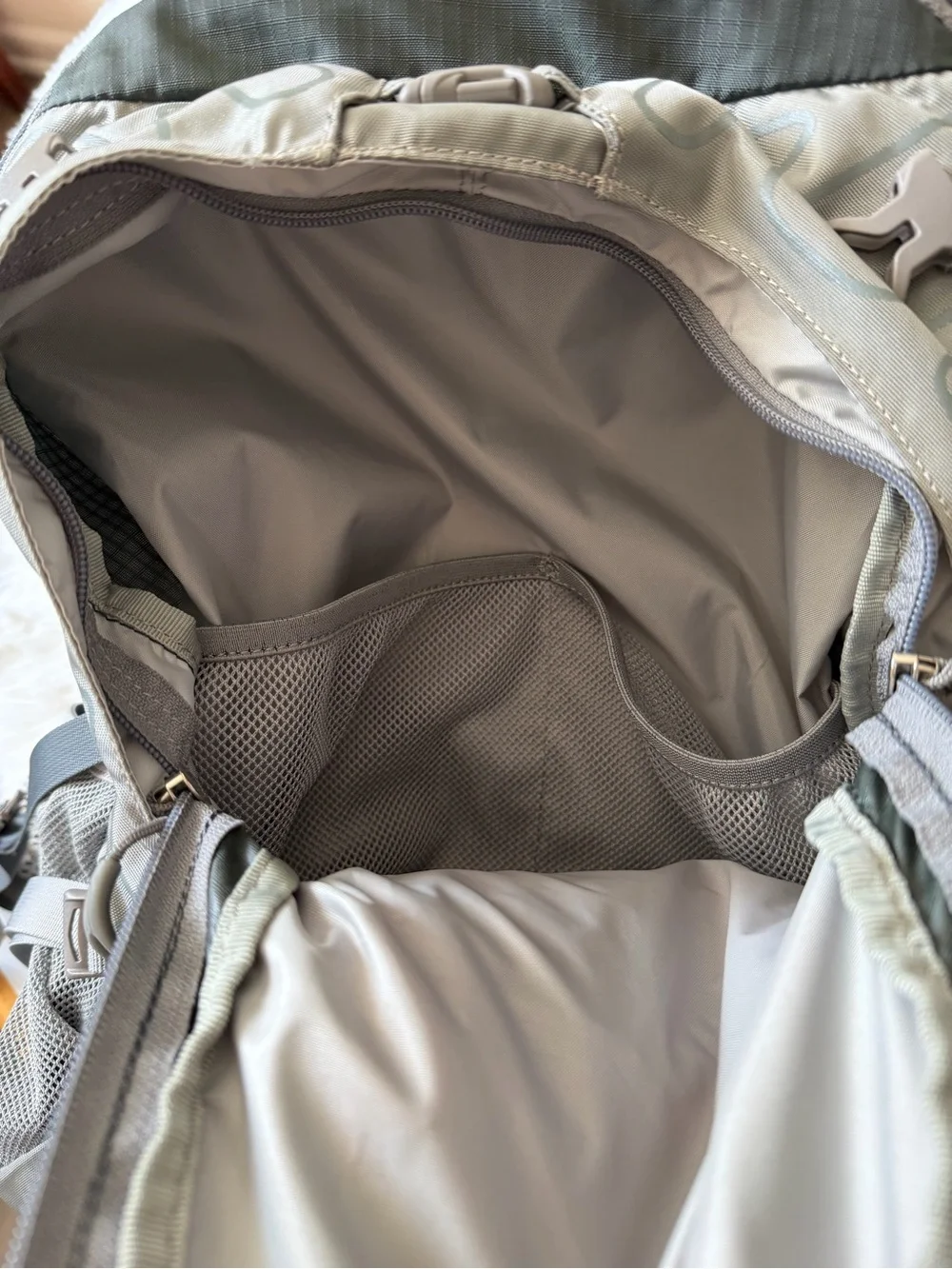 OSPREY Stratos 36 Men's Dark Green and Light Gray Backpack